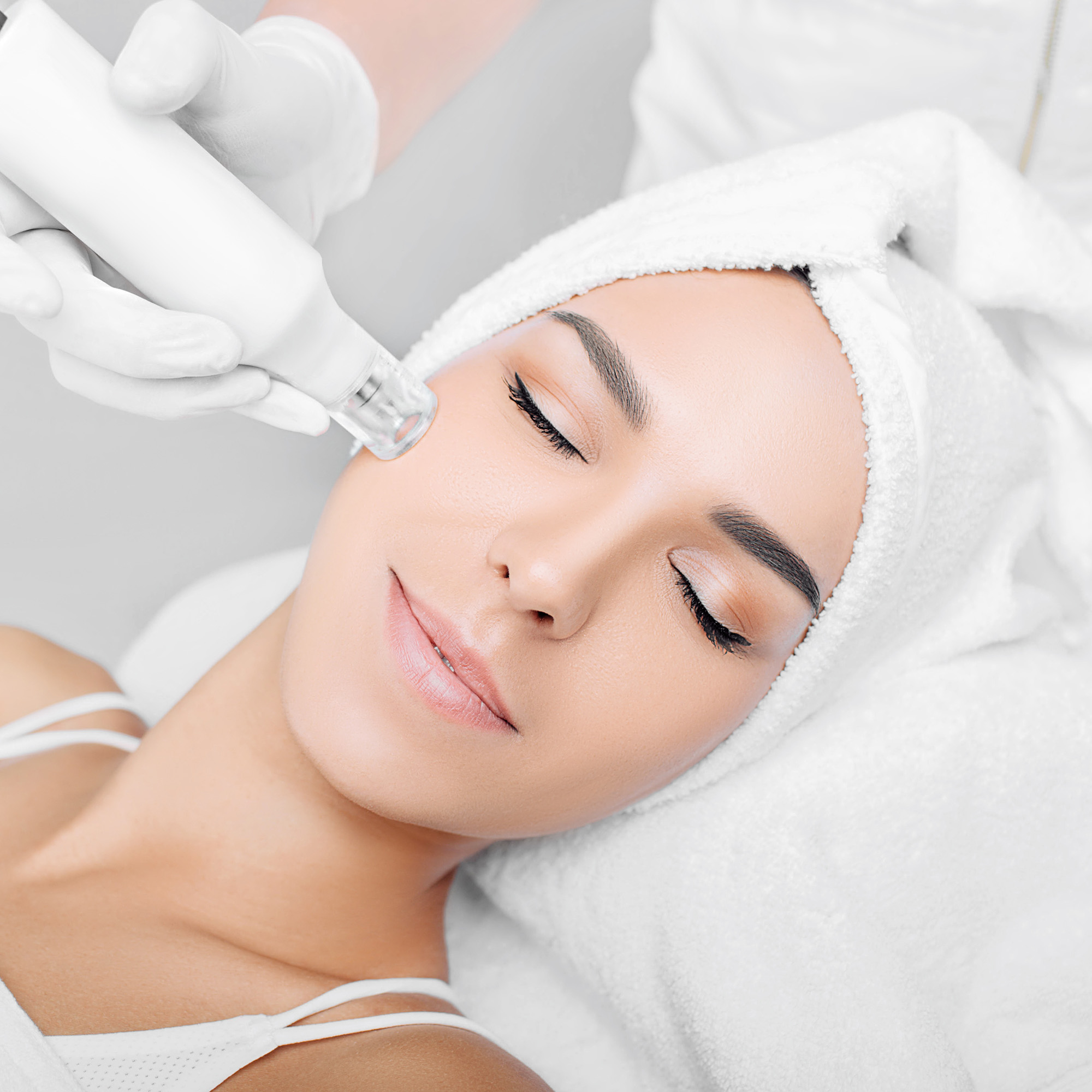 Woman,Receiving,No-needle,High,Frequency,Mesotherapy,At,Beauty,Salon